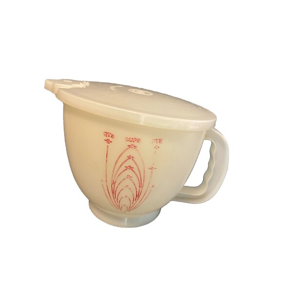 Vintage Tupperware Mix and Store 8 Cups 2 Qt Measuring Bowl Pitcher w/Lid - Picture 1 of 7